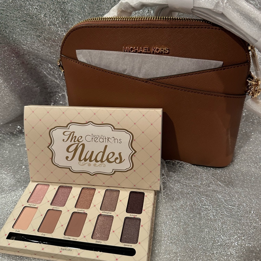 Michael Kors MD Dome Crossbody
Golden brown. NEW! Includes a FREE makeup PALETTE